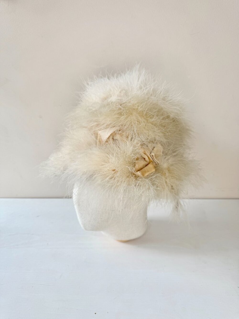 Vintage Beige Ostrich Feather Velvet Bow Wool Felt Cloche Hat - Picture 5 of 16